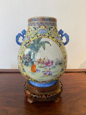 Een Chinese famille rose 'hu' vaas met spelende jongens op gele fondkleur, Qianlong merk, Republiek — foto 1