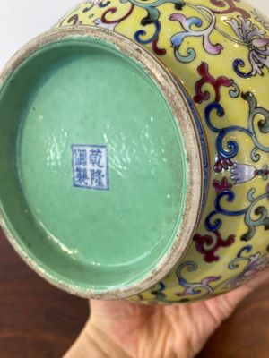 Een Chinese famille rose 'hu' vaas met spelende jongens op gele fondkleur, Qianlong merk, Republiek — foto 7