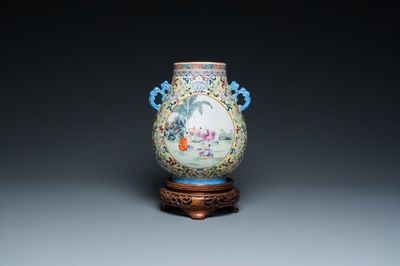 Een Chinese famille rose 'hu' vaas met spelende jongens op gele fondkleur, Qianlong merk, Republiek