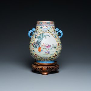 Een Chinese famille rose 'hu' vaas met spelende jongens op gele fondkleur, Qianlong merk, Republiek — foto 1