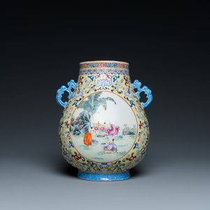 Een Chinese famille rose 'hu' vaas met spelende jongens op gele fondkleur, Qianlong merk, Republiek — foto 4
