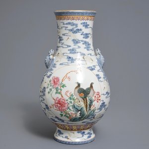 Een Chinese famille rose hu vaas, Qianlong merk, 20e eeuw — foto 1