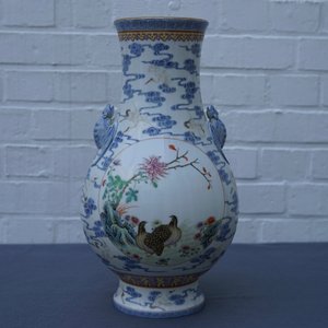 Een Chinese famille rose hu vaas, Qianlong merk, 20e eeuw — foto 7