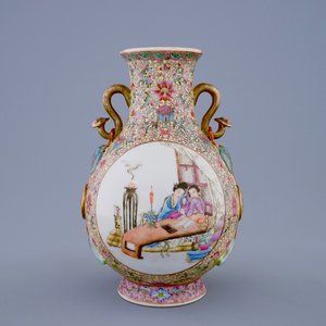 Een Chinese famille rose hu vaas, Republiek, 20e eeuw — foto 1