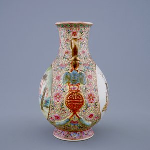 Een Chinese famille rose hu vaas, Republiek, 20e eeuw — foto 2