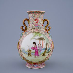 Een Chinese famille rose hu vaas, Republiek, 20e eeuw — foto 3