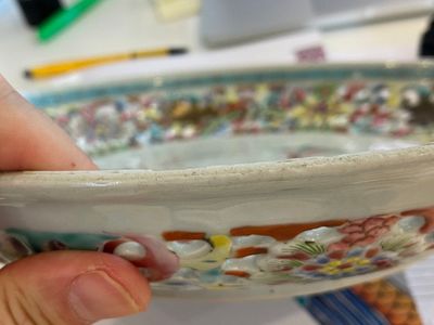 Een Chinese famille rose 'ijsvogels' schotel met opengewerkte rand, Yongzheng/Qianlong — foto 7