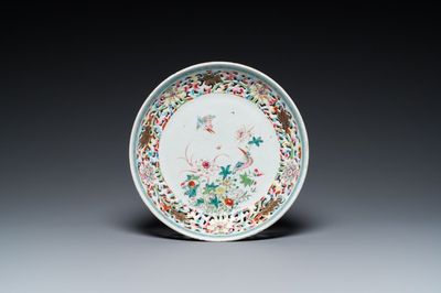 Een Chinese famille rose 'ijsvogels' schotel met opengewerkte rand, Yongzheng/Qianlong