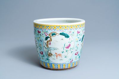 Een Chinese famille rose jardinière, 19e eeuw