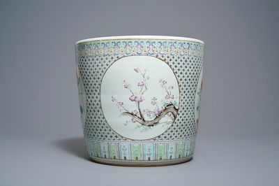 Een Chinese famille rose jardinière, 19e eeuw
