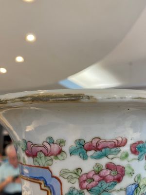 Een Chinese famille rose jardinière en een vaas, 19e eeuw — foto 12