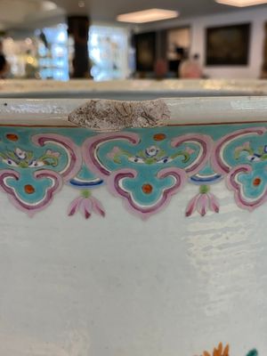 Een Chinese famille rose jardinière en een vaas, 19e eeuw — foto 7
