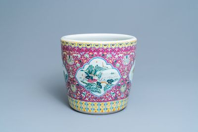 Een Chinese famille rose jardinière met landschapsmedaillons, 19e eeuw