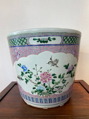 Een Chinese famille rose jardinière met roze fondkleur, 19e eeuw — foto 1