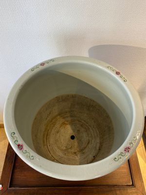 Een Chinese famille rose jardinière met roze fondkleur, 19e eeuw — foto 5