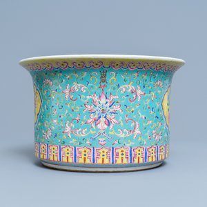 Een Chinese famille rose jardinière met turquoise fondkleur, 19e eeuw — foto 4