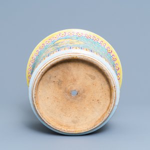 Een Chinese famille rose jardinière met turquoise fondkleur, 19e eeuw — foto 6
