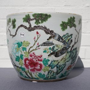 Een Chinese famille rose jardinière met vogels bij bloesems, 19e eeuw — foto 8