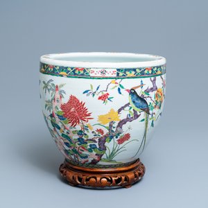 Een Chinese famille rose jardinière met vogels tussen bloesemtakken, 19e eeuw — foto 1