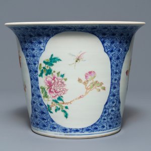 Een Chinese famille rose jardinière op onderschotel met floraal decor, Guangxu merk, Republiek, 20e eeuw — foto 5