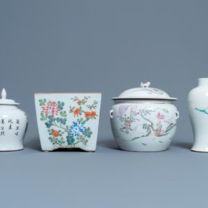 Een Chinese famille rose jardinière, twee vazen en een dekselkom, 19/20e eeuw — foto 4