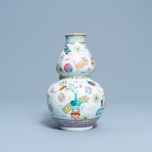 Een Chinese famille rose kalebasvaas met antiquiteiten, 19e eeuw — foto 3