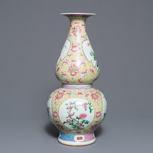 Een Chinese famille rose kalebasvaas met floraal decor, 19e eeuw — foto 2