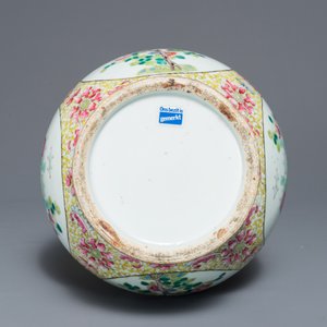 Een Chinese famille rose kalebasvaas met floraal decor, 19e eeuw — foto 5