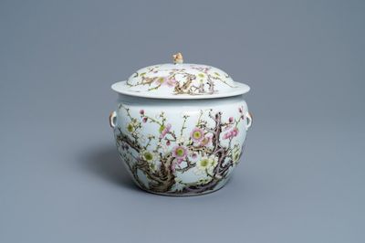 Een Chinese famille rose 'kamcheng' dekselkom met prunusbloemen, Jiaqing merk, 19e eeuw