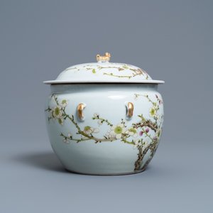 Een Chinese famille rose 'kamcheng' dekselkom met prunusbloemen, Jiaqing merk, 19e eeuw — foto 5