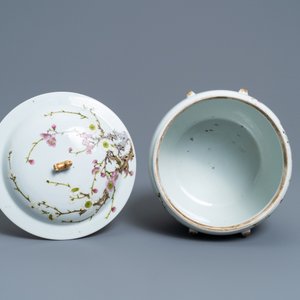 Een Chinese famille rose 'kamcheng' dekselkom met prunusbloemen, Jiaqing merk, 19e eeuw — foto 6