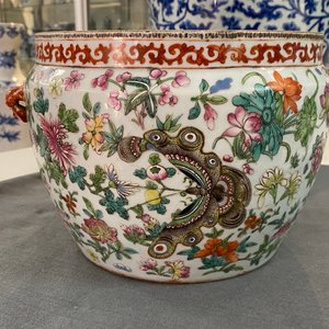Een Chinese famille rose 'kamcheng' dekselkom met vlinders, 19e eeuw — foto 16