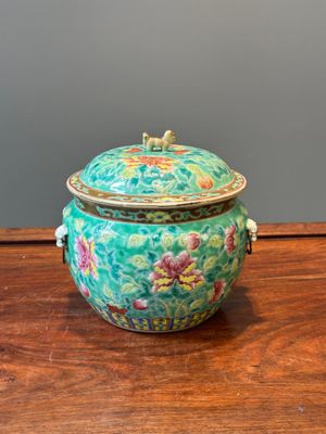 Een Chinese famille rose 'kamcheng' dekselkom voor de Straits of Peranakan markt, 19e eeuw — foto 1
