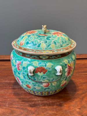 Een Chinese famille rose 'kamcheng' dekselkom voor de Straits of Peranakan markt, 19e eeuw — foto 3