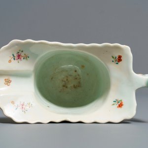 Een Chinese famille rose kan met 'Tabaksbladeren' decor, Qianlong — foto 7