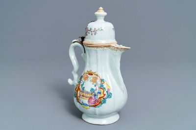 Een Chinese famille rose koffiekan met zilveren montuur, Qianlong