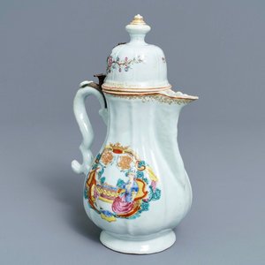 Een Chinese famille rose koffiekan met zilveren montuur, Qianlong — foto 1