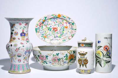 Een Chinese famille rose kom, een schotel en drie vazen, 18/20e eeuw