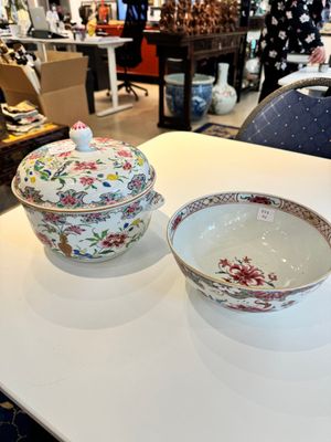 Een Chinese famille rose kom en een dekselterrine, Yongzheng/Qianlong — foto 1