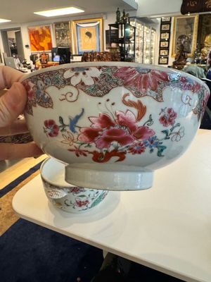 Een Chinese famille rose kom en een dekselterrine, Yongzheng/Qianlong — foto 14