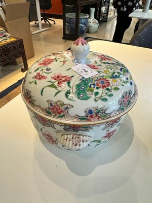 Een Chinese famille rose kom en een dekselterrine, Yongzheng/Qianlong — foto 2