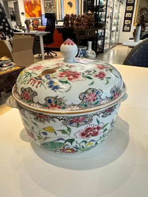 Een Chinese famille rose kom en een dekselterrine, Yongzheng/Qianlong — foto 3