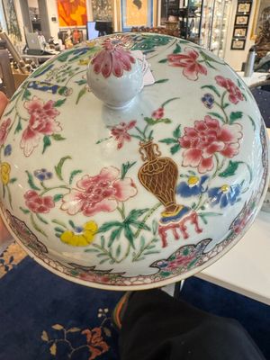 Een Chinese famille rose kom en een dekselterrine, Yongzheng/Qianlong — foto 8