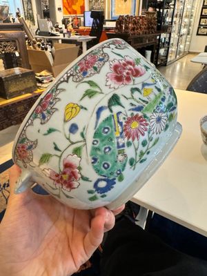 Een Chinese famille rose kom en een dekselterrine, Yongzheng/Qianlong — foto 10