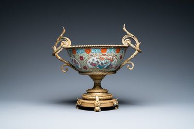 Een Chinese famille rose kom in vergulde bronzen montuur, 19e eeuw