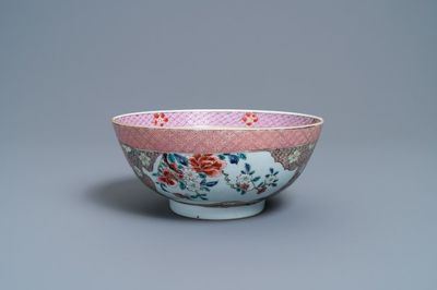 Een Chinese famille rose kom met artemisia medaillons, Qianlong