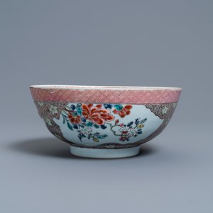 Een Chinese famille rose kom met artemisia medaillons, Qianlong — foto 4