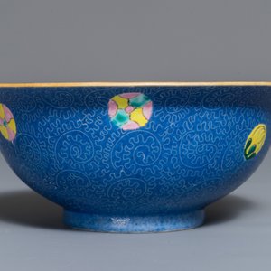 Een Chinese famille rose kom met blauwe sgraffiato fondkleur, Qianlong merk, 19e eeuw — foto 3