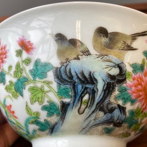 Een Chinese famille rose kom met eksters bij pioenen, Yongzheng merk, Republiek — foto 14