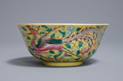 Een Chinese famille rose kom met feniksen op gele fondkleur, Qianlong merk, 19e eeuw